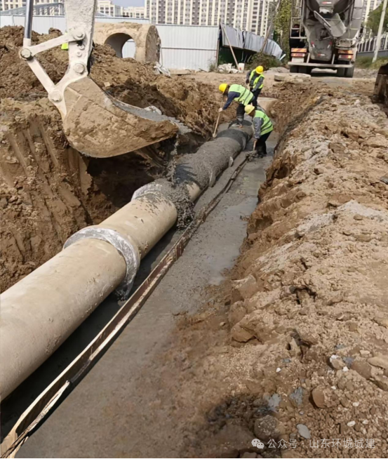 受前期持续降雨影响，济阳项目施工现场土壤含水量超标，导致路基施工、管沟开挖等关键···